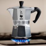 Bialetti - Moka Express: Iconic Stovetop Espresso Maker, Makes Real Italian Coffee, Moka Pot 9 Cups (14 Oz - 420 Ml), Aluminium, Silver - Image 4